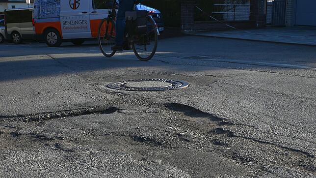 Der Zustand der Owinger Straße ist schlecht. Durch die Zusatzbelastung der Baustellen und Umleitungen ist der Straßenbelag marode.