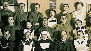 Dr. Georg Kerner inmitten von Ordens- und Krankenschwestern sowie verwundeten Soldaten im Ersten Weltkrieg: Hinten rechts eine Tochter ...