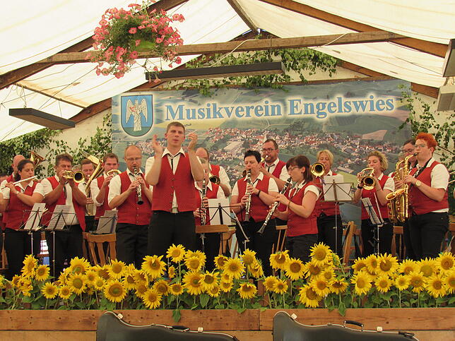 Bild 9: Bilder: Heißes Sommerfest in Engelswies mit Blaskapelle Peng