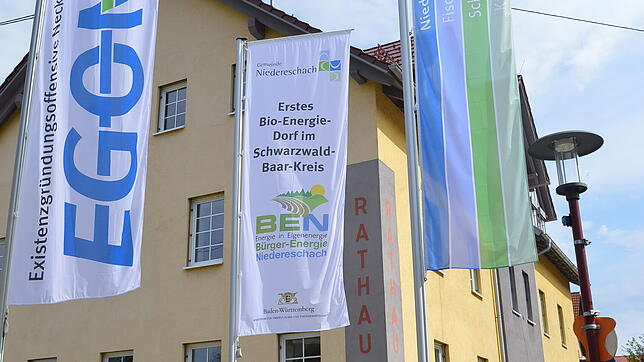 Die Fahnen vor dem Rathaus sollen auch nach außen hin zeigen, das Niedereschach preisgekrönt ist.