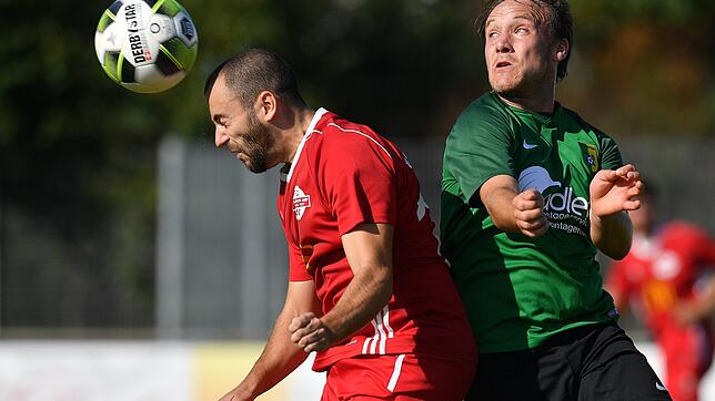 Kein Sieger: Rouven Rünzi (links, gegen Philipp Müller) und der FC Wallbach ließen dem SV Herten nach einem späten Gegentreffer einen ...
