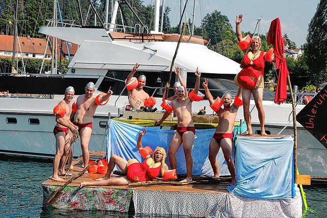 2013: Zehn Uhldinger Funkenbuben gewannen mit ihrem Boot „Turmspringen“. Bei 30 Grad im Schatten sprangen die Jungs um ...