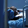Ein Tochter am Bett ihrer sterbenden Mutter: Die englische Ärztin Cicely Saunders gilt als Begründerin der modernen Palliativmedizin. ...