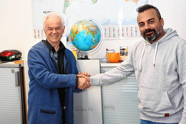 Bernhard Grunewald und Barakat Oubaid (von links) tauschen sich über die Hilfsmaßnahmen für die Erdbebenopfer in der Türkei und Syrien aus.