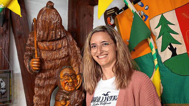 Leonie Roth aus Brigachtal im Stüble der Narrenzunft Brigachtal neben dem Stohmann und dem Stohhansel.
