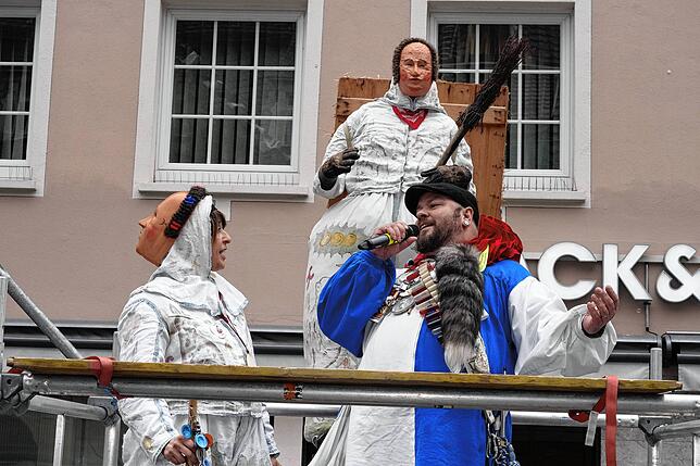 Gesangsduell vom Feinsten: Hier duellieren sich Jörg Uhrig, Chef der Glonki-Trommler, mit Gast-Wuescht-Girl Kiri Lauterbach.