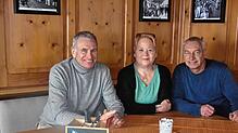 Bernd Ober (von links) ist Eigentümer des Anwesens, Ulrike Strassmann und Valentin Kägi betreiben die „Linde“ und betreuen die ...