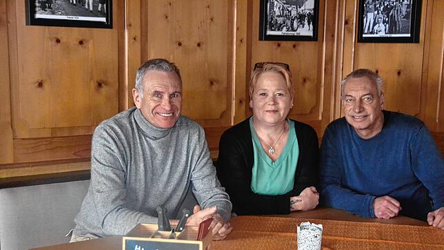 Bernd Ober (von links) ist Eigentümer des Anwesens, Ulrike Strassmann und Valentin Kägi betreiben die „Linde“ und betreuen die ...