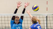 Perfekter Block: Die Villingerin Larissa Claaßen (links) bleibt am Netz Siegerin im Duell mit Lisa Heidecke vom TSV Schmiden. Bild: Klein