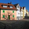 Die Gemeinde Allensbach besitzt jetzt die ganze Häuserzeile im Ortszentrum von der Seniorenwohnanlage mit Café (gelbes Gebäude hinten) ...