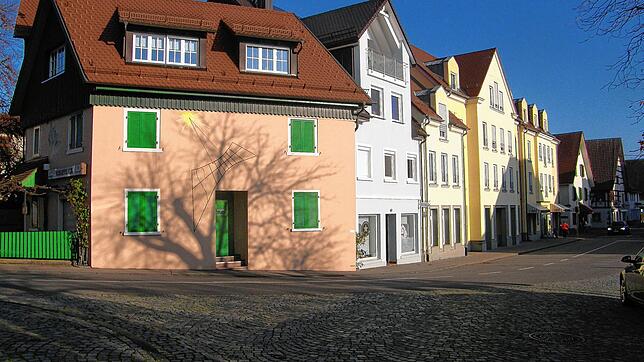 Die Gemeinde Allensbach besitzt jetzt die ganze Häuserzeile im Ortszentrum von der Seniorenwohnanlage mit Café (gelbes Gebäude hinten) ...