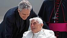 Ein Bild aus dem Sommer 2020: Georg Gänswein und der emerierte Papst Benedikt. Seitdem sind neue Vorwürfe gegen Benedikt laut geworden ...