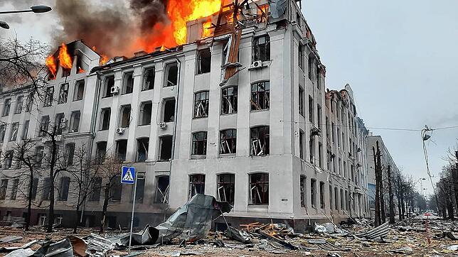 Dieses vom ukrainischen Katastrophenschutz veröffentlichte Foto zeigt einen Brand in einem Fakultätsgebäude der Universität Charkiw.