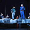 Sohn oder Firma, das ist hier die Frage: Königin Lear (Katrin Huke) entscheidet sich für Letzteres. Cornald (Miguel Jachmann) kümmert ...