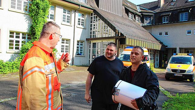 Zahlreiche Rettungskräfte waren im Einsatz, hier spricht Bürgermeister Joachim Burger mit Vertretern des DRK.