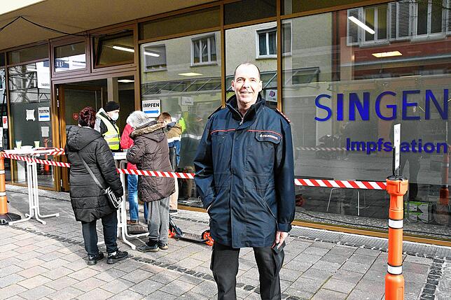 Stefan Schüttler, bei der Singener Stadtverwaltung für den Bevölkerungsschutz zuständig, kurz vor Weihnachten 2021 vor dem ...
