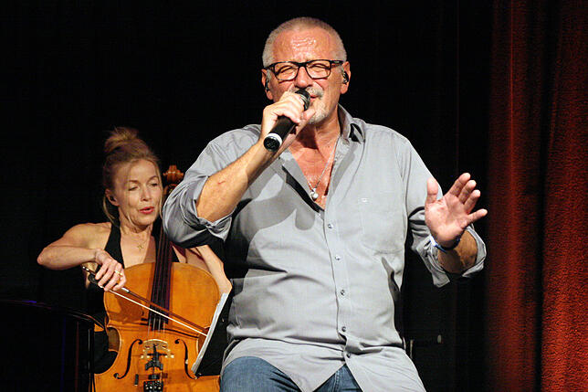 Der Liedermacher und Poet, Konstantin Wecker, begeistert das Publikum in der ausverkauften Stadthalle. Im Hintergrund die Cellistin Fany ...