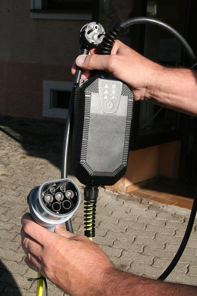 Damit kann ein E-Auto geladen werden: links ein Typ-2-Stecker, rechts ein 220-Volt-Stecker.