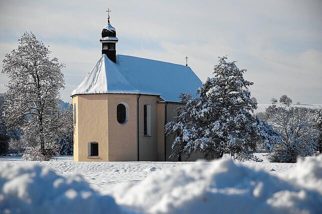 Die Martinskapelle bei Nenzingen mit gezuckerter Haube.