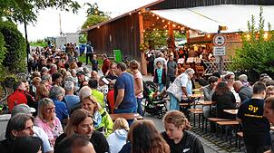 In gemütlicher Runde wird in und rund um die Fruchtscheune Daisendorf wieder das Weinfest gefeiert, wie hier im Jahr 2019. Archivbild: ...