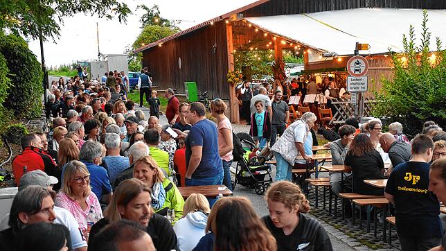 In gemütlicher Runde wird in und rund um die Fruchtscheune Daisendorf wieder das Weinfest gefeiert, wie hier im Jahr 2019. Archivbild: ...