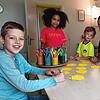 Im Hort des Kinderhauses am Salzberg basteln Valentin, Evelina, Tino und Karl (von links) mit Erzieher Andrés Blasius ein Spiel. In ...