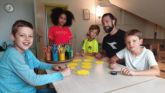 Im Hort des Kinderhauses am Salzberg basteln Valentin, Evelina, Tino und Karl (von links) mit Erzieher Andrés Blasius ein Spiel. In ...