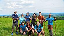 So sieht man aus, wenn man 100 Kilometer gewandert ist, das Bild zeigt Teilnehmer im Mai 2023 (von links): Christoph Rogge, Gabi Preter, ...