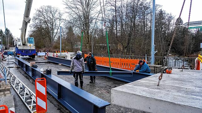 Am Mittwoch ist bereits die Behelfsbrücke über die marode Brigach-Brücke in der Peterzeller Straße verlegt worden.