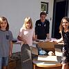 Besonders für Kinder ist der Verschenkmarkt eine Fundgrube, hier zeigen Niclas (von links), Anna, Leon und Angelina, was sie schon ...