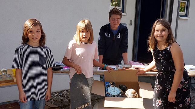 Besonders für Kinder ist der Verschenkmarkt eine Fundgrube, hier zeigen Niclas (von links), Anna, Leon und Angelina, was sie schon ...