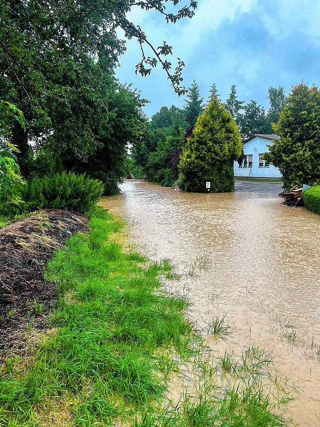 In Walbertsweiler lief zum wiederholten Mal die Unterführung der L 195 mit Schlamm und Wasser voll und drohte ein Wohnhaus zu ...