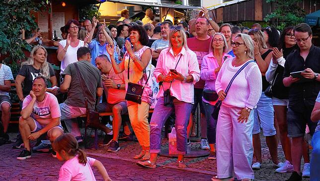 Die &bdquo;Rent A Bänd&ldquo; gefiel mehreren Generationen.Zu den Songs der 50er bis heute sangen, tanzten und klatschten die ...