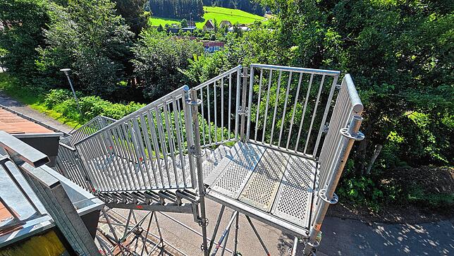Bei der Aufnahme des Bildes fehlt noch der Übergang von der Brandschutztreppe ins Gebäude. Bei Wiedereröffnung der Spielscheune wird ...