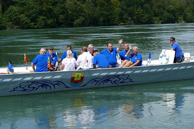 Der Wasserfahrverein Rhyburg-Möhlin bot eine unterhaltsame Fahrt mit dem Langschiff auf dem Rhein an.