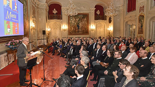 130 Gäste lassen sich von Andreas Wilts im Spiegelsaal in das Leben von Max Egon II einführen und einen Vorgeschmack auf das jetzt ...