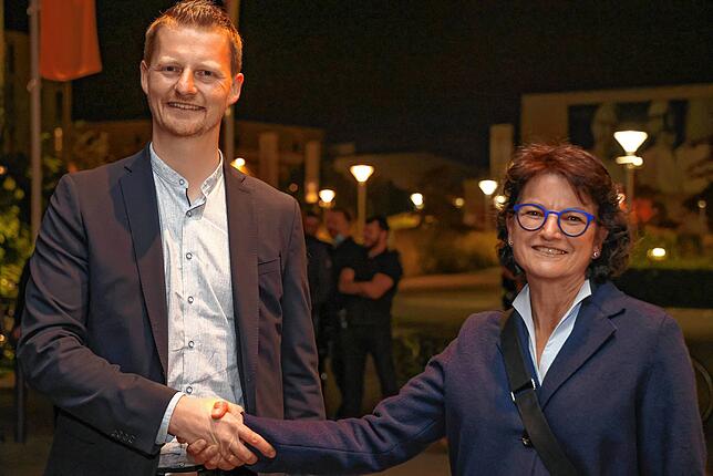 Bürgermeisterin Monika Laule gratuliert ihrem neuen Vorgesetzen im Rathaus: Simon Gröger.