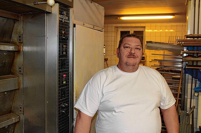 Bäckermeister Friedrich Straub, Inhaber der Bäckerei Zucker, in seiner Backstube.