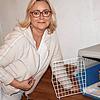 Erste Begegnung nach sechseinhalb Jahren: Susanne mit ihrer lang vermissten Mikki, die sich nach dem ersten Streicheln zuerst einmal ...