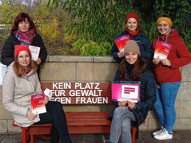 Die Mitarbeiterinnen des Frauen- und Kinderschutzhauses Kreis Waldshut (von links): Christine Schulz, Andrea Timm, Prakitkantin Jeannine ...