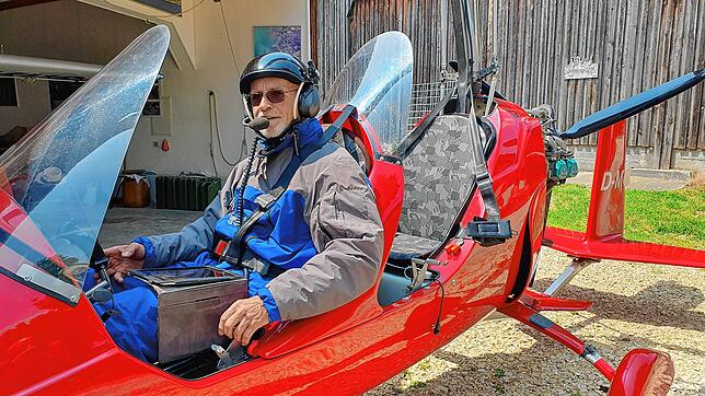 Gerhard Plessing aus Überlingen in seinem feuerroten Tragschrauber.