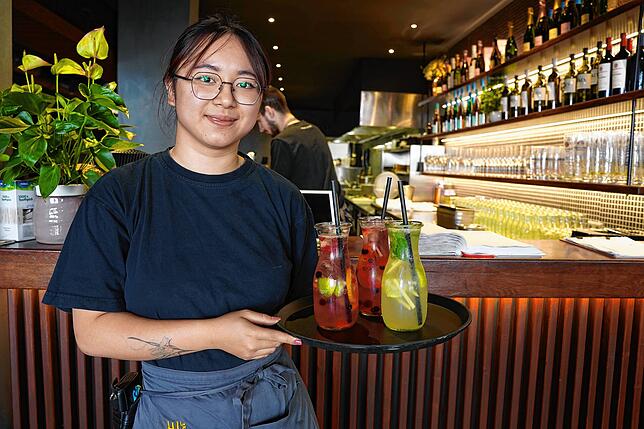 Nguyen Trang serviert im Yoake gerne hausgemachte Limonaden.