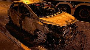 Ein Auto brennt im Tunnel Oberwil-Lieli im Kanton Aargau komplett aus.