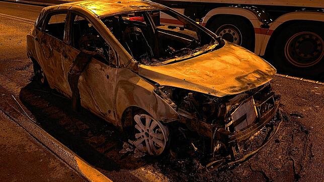 Ein Auto brennt im Tunnel Oberwil-Lieli im Kanton Aargau komplett aus.