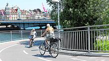 (Archivbild von 2023) Diese Fahrradfahrerinnen an der Alten Rheinbrücke in Konstanz fahren auf der richtigen Seite: Polizei und Stadt ...