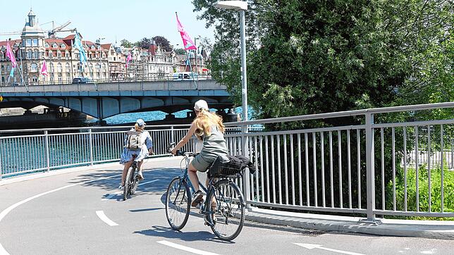 (Archivbild von 2023) Diese Fahrradfahrerinnen an der Alten Rheinbrücke in Konstanz fahren auf der richtigen Seite: Polizei und Stadt ...