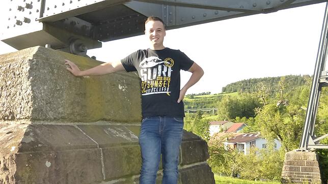 Der junge Stadtrat Felix Scheuch aus Epfenhofen ist begeisterter Museumsbahnfan. Unser Bild zeigt ihn am Talübergang Epfenhofen. Bild: ...