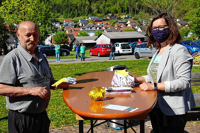 Heinz-Jürgen Koulmann erhält von Lena Hettich zwei Schutzmasken.