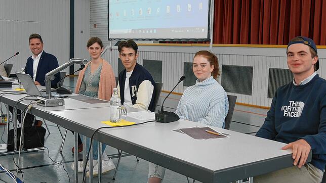 Jugendbeteiligungsprojekt: Die Schüler Noel Spingler, Mia Junkert, Noah Paffen und Laura Kanbach (von rechts) trugen im Gemeinderat vor, ...