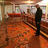 Der katholische Pfarrer Harald Dörflinger steht vor dem aufgebrochenen Boden in der St. Georgs-Kirche. Über Jahre drang Wasser im ...